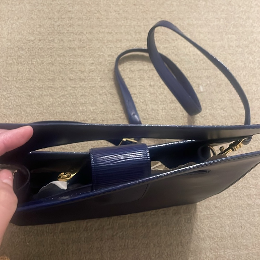 Danier genuine leather bag - Picture 8 of 8